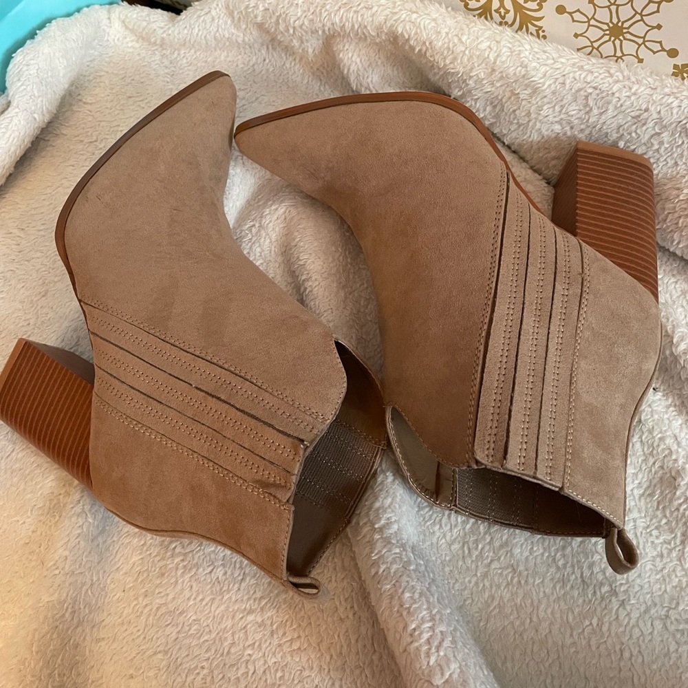 Tan Women’s Boots (Size 7.5)
